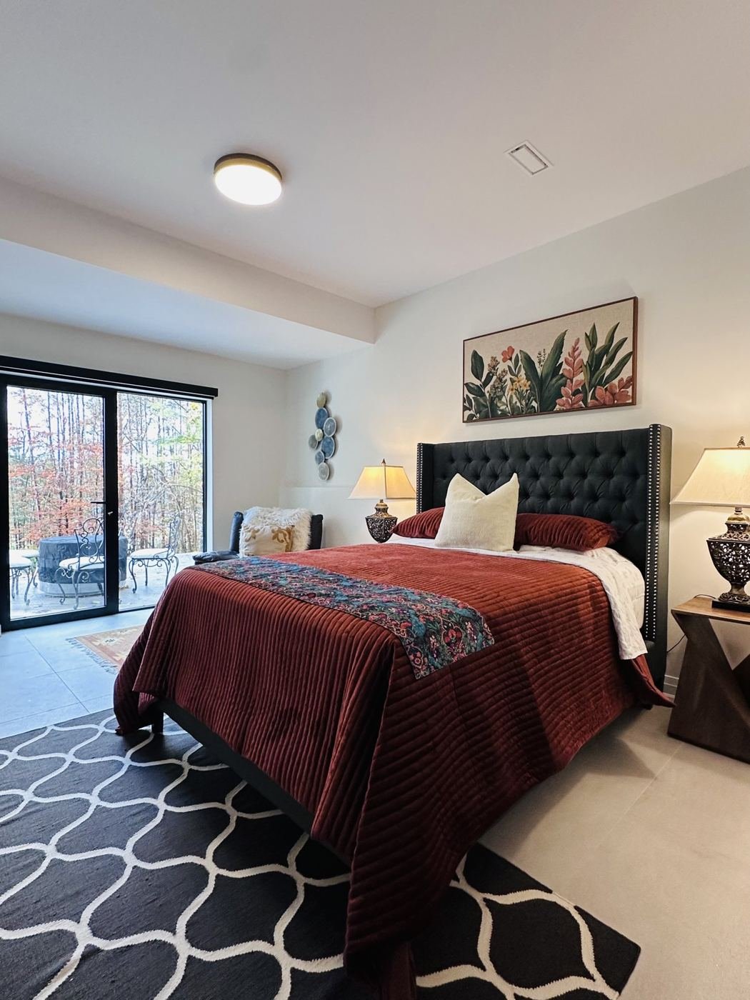Bedroom with queen bed and garden doors at the Anända suite in Midhurst, Ontario